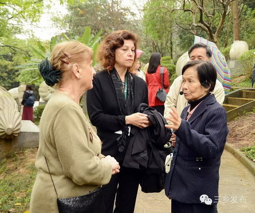 中科院院士鄭守儀向外國(guó)友人介紹有孔蟲(chóng)雕塑園建設(shè)情況_調(diào)整大小.jpg