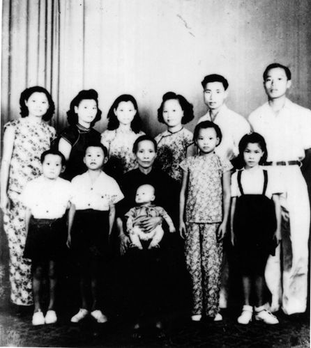 1948年秋同，回國前與親友合影留念。.jpg