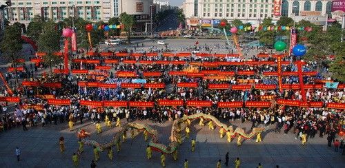 6.古鎮(zhèn)鎮(zhèn)于元旦舉辦每年一度的慈善萬(wàn)人行巡游活動(dòng)（古鎮(zhèn)鎮(zhèn)慈善會(huì)供圖）_調(diào)整大小.jpg