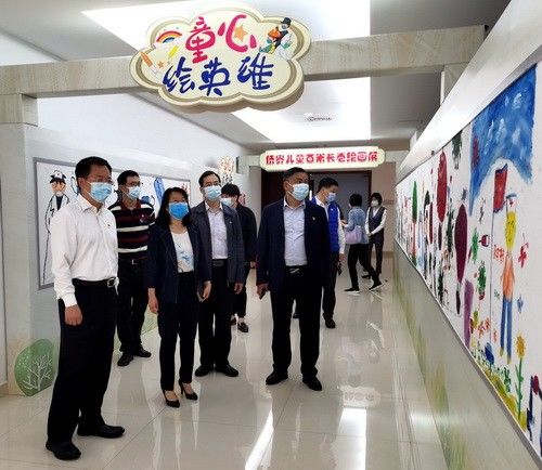 全體黨員、干部參觀“僑界兒童百米長卷繪畫展”_調(diào)整大小.jpg