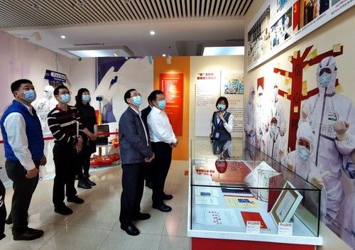 全體黨員、干部參觀“中山市抗擊新冠肺炎疫情紀(jì)實(shí)展”_調(diào)整大小.jpg