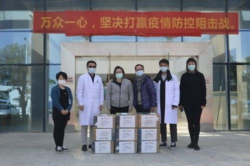 梁冬曉（左三）與中山市第二人民醫(yī)院工作人員一同接收美國酒店華裔協(xié)會主席黃華清捐贈的抗疫物資_調(diào)整大小