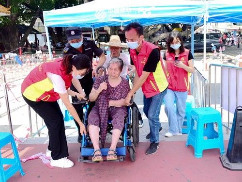 東裕社區(qū)統(tǒng)僑干部協(xié)助殘疾人開展核算檢測，為殘疾人提供便利 - 副本_調(diào)整大小.jpg