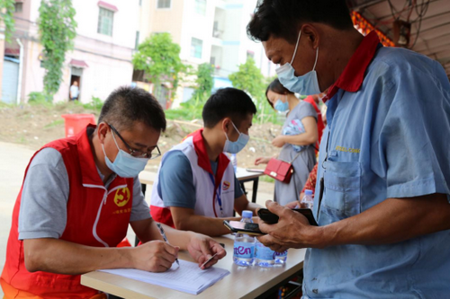 港口鎮(zhèn)各村（社區(qū)）僑聯(lián)干部在各檢測點為群眾服務(wù)1_調(diào)整大小.png