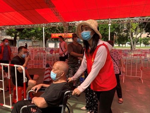 古鎮(zhèn)鎮(zhèn)六坊村基層僑聯(lián)干部幫助老人前往核酸檢測點_調(diào)整大小.jpg