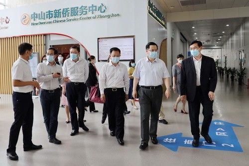 中國(guó)僑聯(lián)副主席程學(xué)源（右二）到中山市新僑服務(wù)中心調(diào)研_調(diào)整大小.jpg
