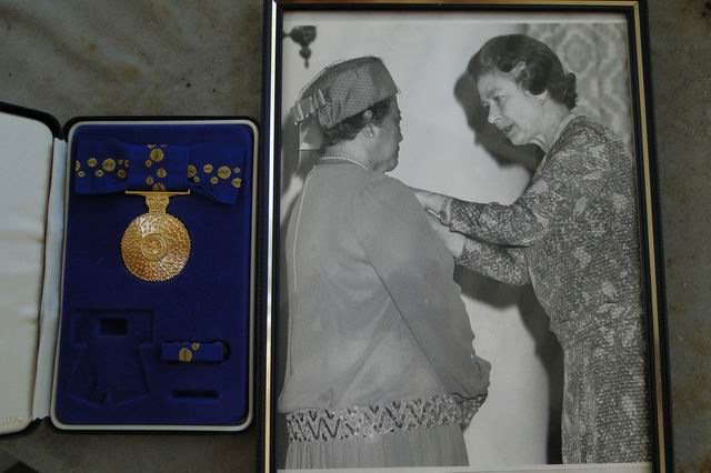 英女王為阮麗茹頒獎 英女王為阮麗茹頒獎