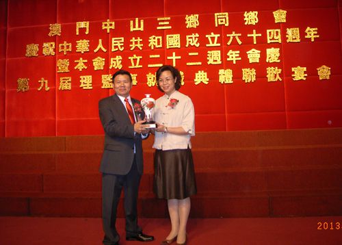 梁麗嫻常委與張成會長互致紀念品。