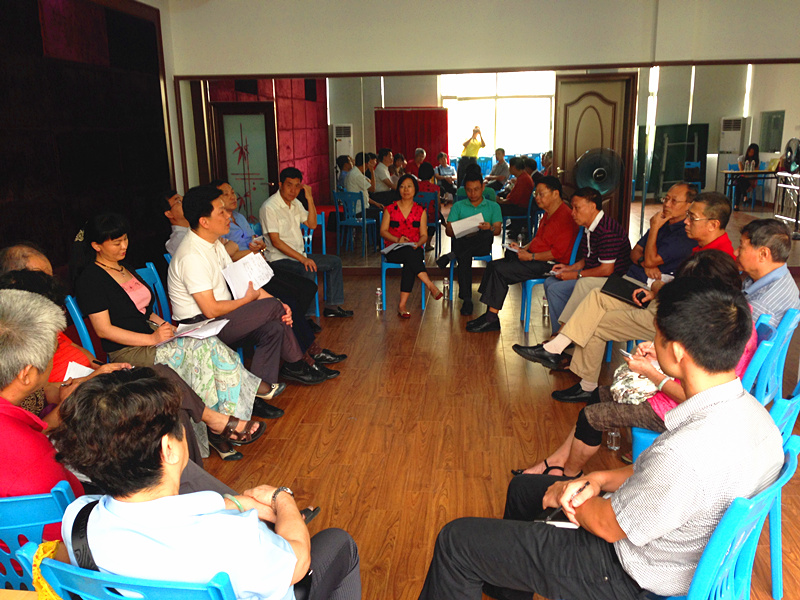 與會(huì)人員在會(huì)上交流工作